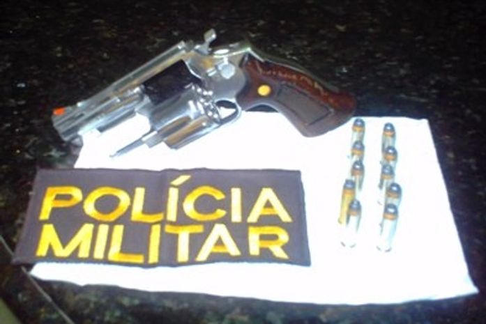 Duas pessoas são presas com arma em São Miguel dos Campos