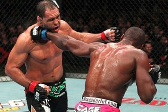 Minotauro perde para Phil Davies e fica longe do cinturão dos meios pesados