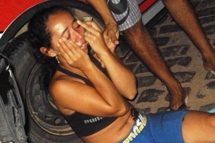 Mulher chora ao perder o noivo, vítima da violência em Palmeira dos Indios