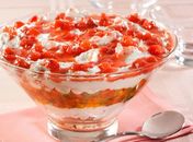 Sirva merengue de frutas com calda de morango. Que tentação