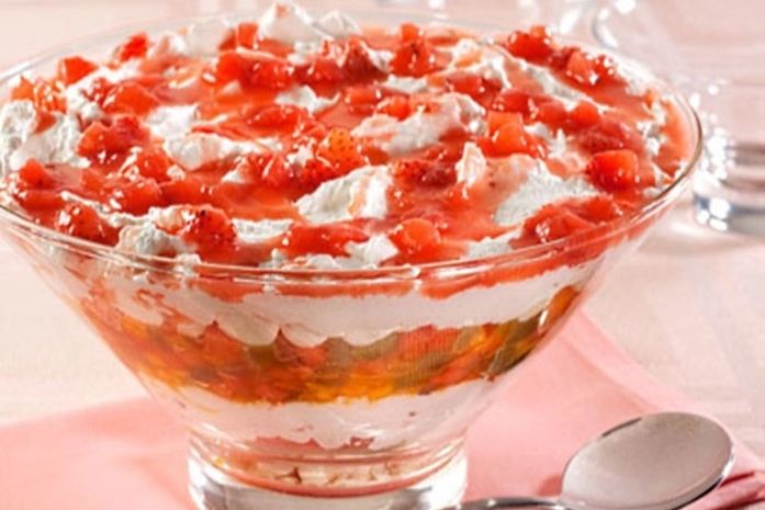 Sirva merengue de frutas com calda de morango. Que tentação