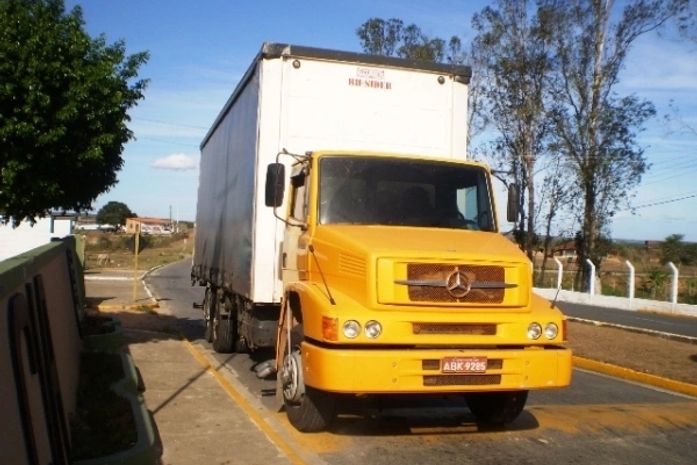 Caminhão roubado em Porto Real do Colégio é abandonado em posto