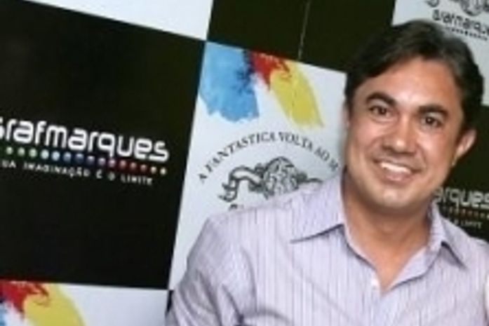 Empresário de idade nova.