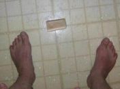 Como pegar o sabonete do chão durante o banho