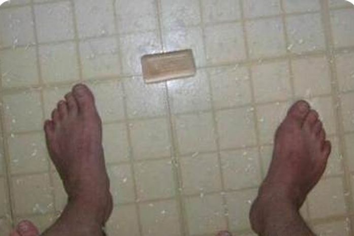 Como pegar o sabonete do chão durante o banho