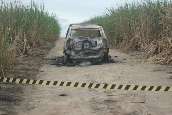 Corpo é encontrado carbonizado dentro de veículo