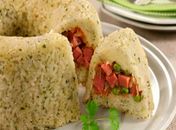 Com sobras, faça um bolo de arroz recheado com mortadela e queijo