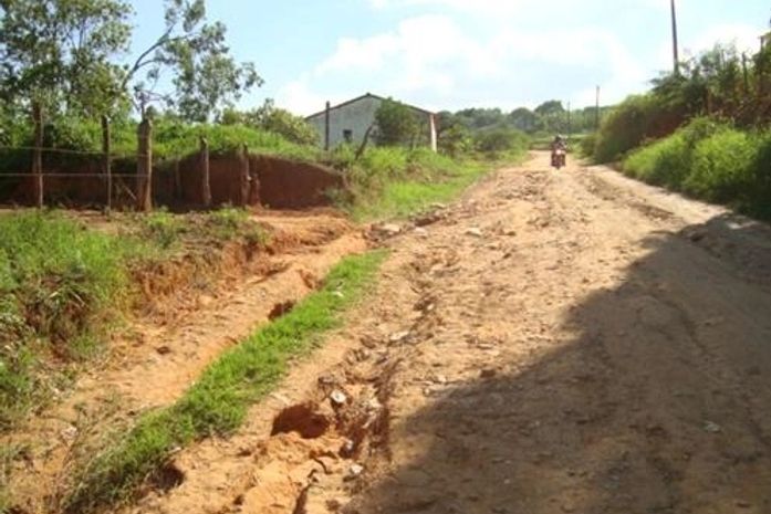 Chuvas destroem rodovia entre Água Branca e Mata Grande