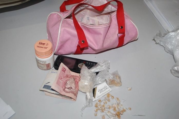 Mulher é presa com droga e tenta colocar culpa em irmão