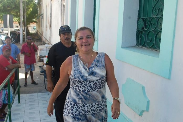 Angela Garote chega sorrindo ao IML