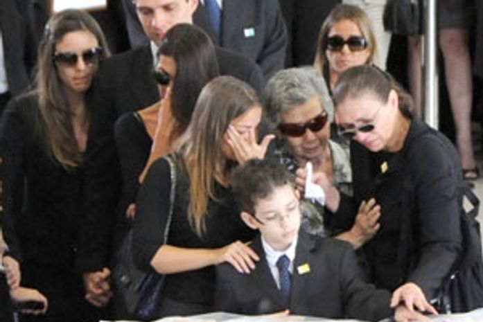 Populares sobem rampa do Planalto para homenagear Alencar