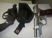 Armas encontradas dentro do veículo do delegado.