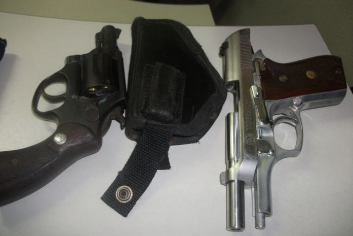 Armas encontradas dentro do veículo do delegado.