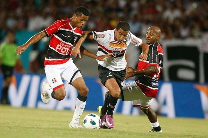 Com gol contra e pressão da torcida coral, São Paulo perde para o Santa Cruz
