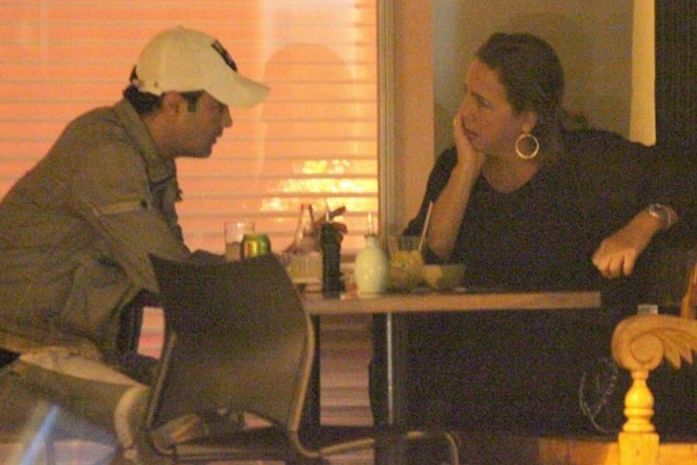 Em clima de romance, Claudia Jimenez janta com ex-namorado no Leblon
