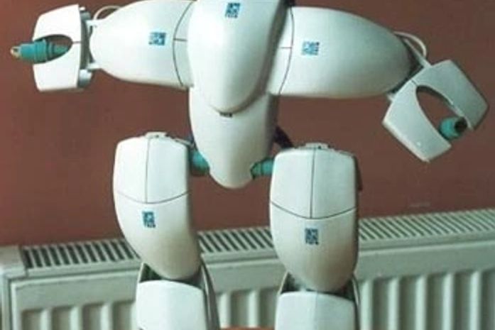 Um robô produzido com mouses