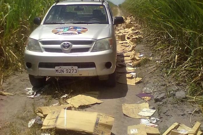 Caixas foram encontrados em uma faixa de canas