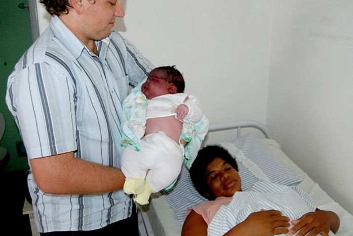 Mulher dá à luz bebê de 6,86 kg no RS por parto normal