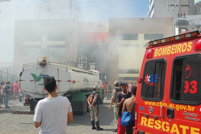 Pavilhão do Artesanato pega fogo e Corpo de Bombeiros não tem água para apagar incêndio