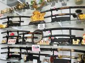 Vitrine de loja de espadas no bairro da Liberdade, na região central de São Paulo