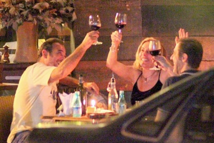 Cissa Guimarães brinda com o namorado em restaurante carioca