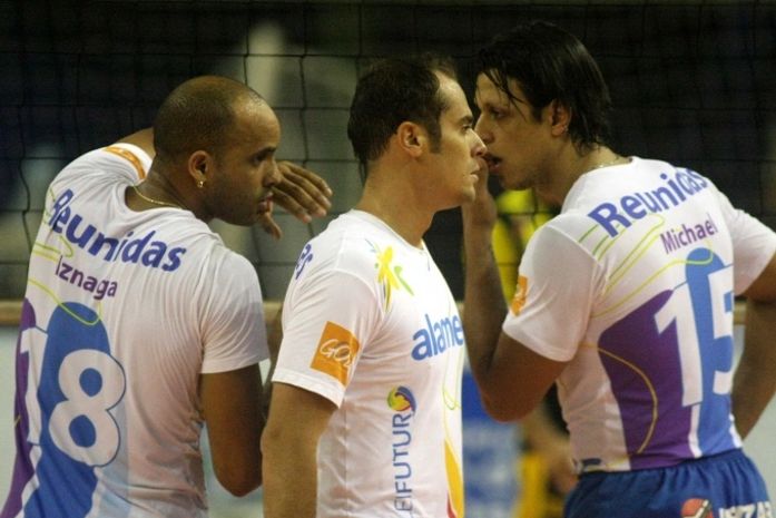 Michael à direita (camisa 15)