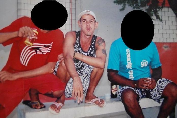 Adnaldo da Silva bebendo junto com amigos 