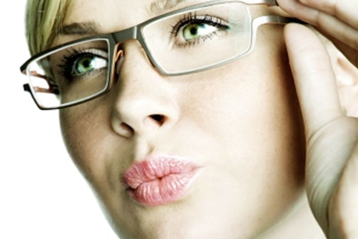 9 dicas de maquiagem para quem usa óculos.