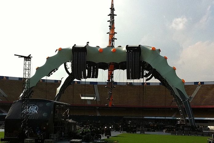 Palco do U2 é montado no Morumbi: veja imagens da 'garra'