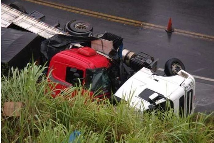 Após tombamento, carretas colidem próximo a São Miguel dos Campos