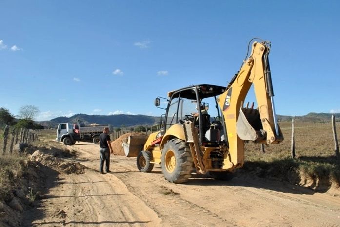 Secretário de infraestutura de Maribondo inicia obra de pavimentação