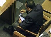 Foto mostra o parlamentar Arifinto assistindo a um vídeo pornográfico em seu tablet em plena sessão