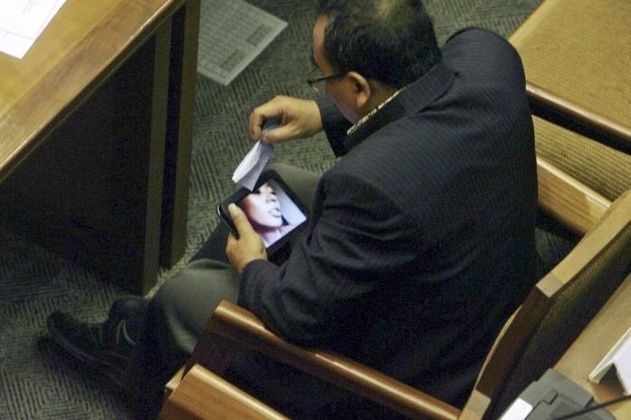 Foto mostra o parlamentar Arifinto assistindo a um vídeo pornográfico em seu tablet em plena sessão