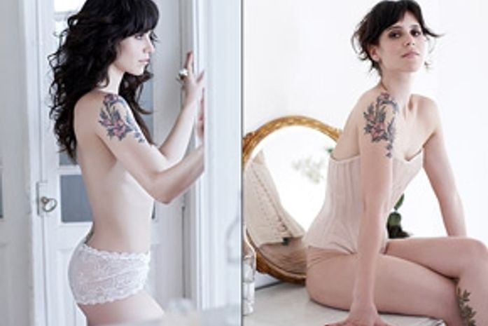Sensual, Mel Lisboa mostra tatuagens para revista