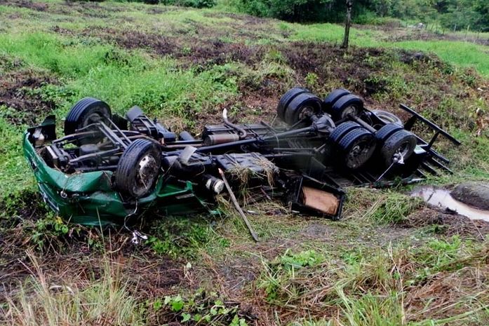 Caminhão capota e motorista morre esmagado na BR-104