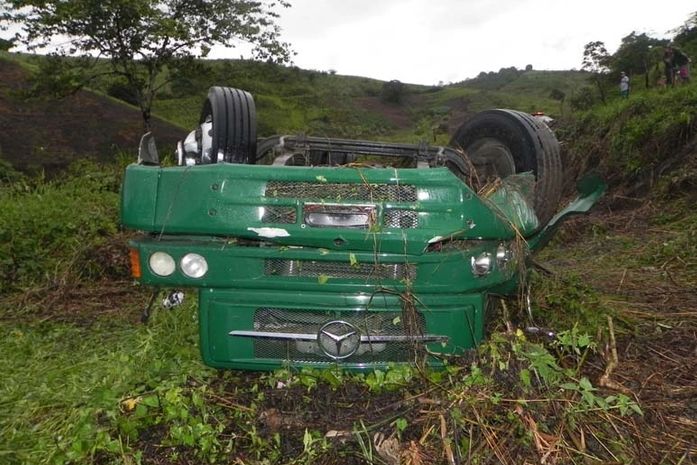 Motorista perdeu o controle do veículo e capotou