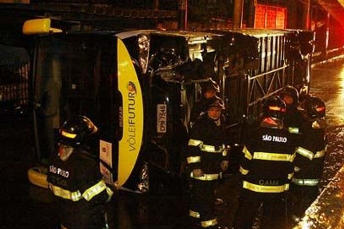Ônibus que levava time feminino do Vôlei Futuro sofre acidente em Osasco