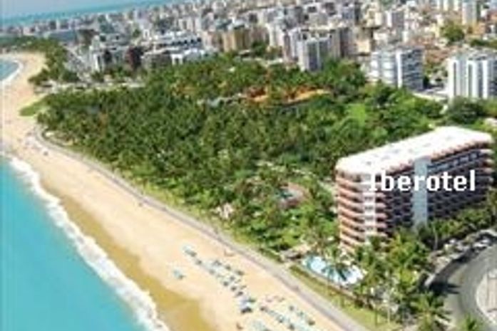 Essa  é a foto área do trecho da praia privada do Hotel Jatiúca