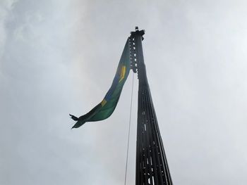 Mastro da Bandeira Nacional na Praça dos Três Poderes, em Brasília  
