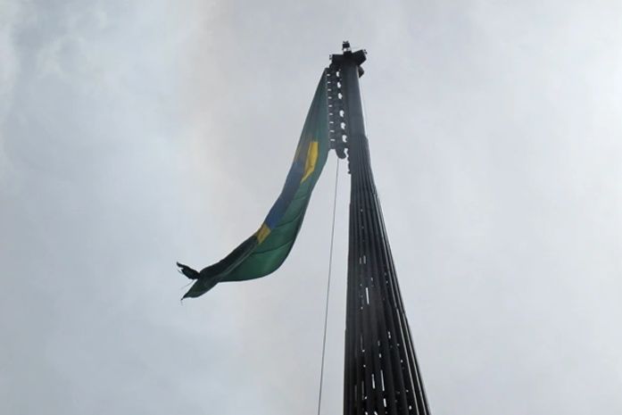 Mastro da Bandeira Nacional na Praça dos Três Poderes, em Brasília