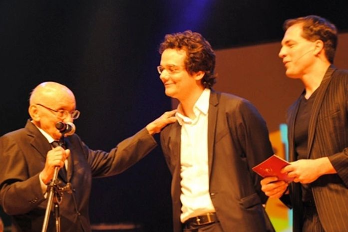 Wagner Moura recebe prêmio das mãos do pai em Salvador