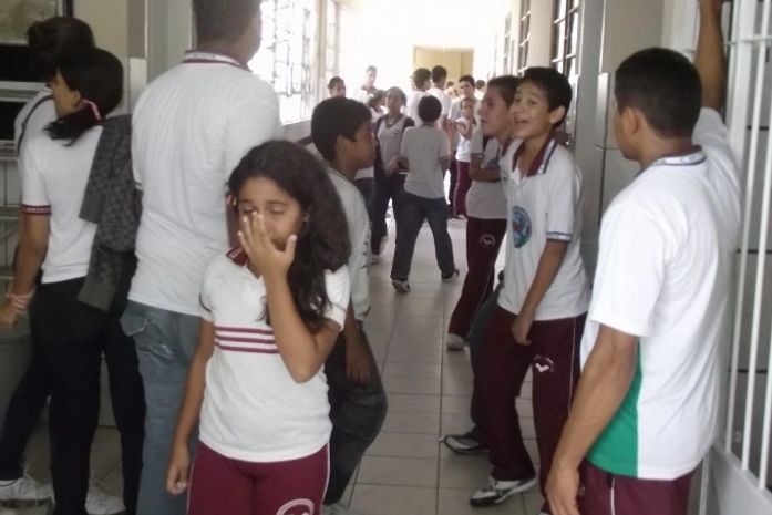 Alunos choram com medo