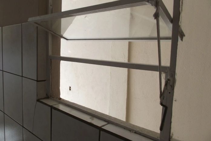 Vidraça quebrada após confusão