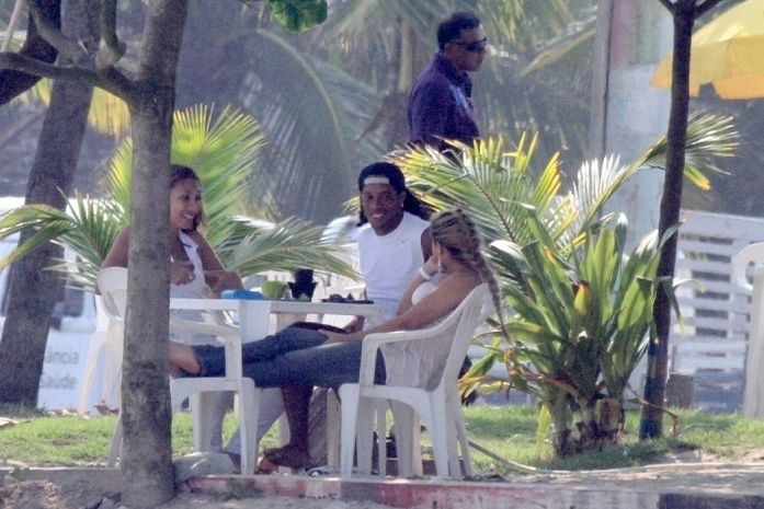 Ronaldinho Gaúcho é visto com duas loiras na Barra da Tijuca