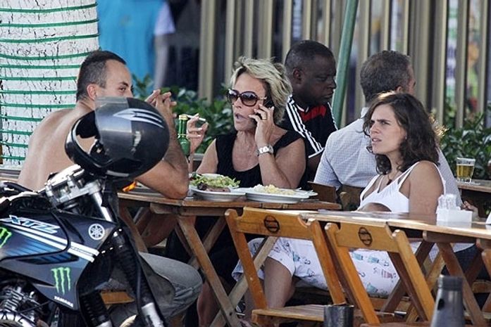 Ana Maria Braga é flagrada fumando ao lado da neta