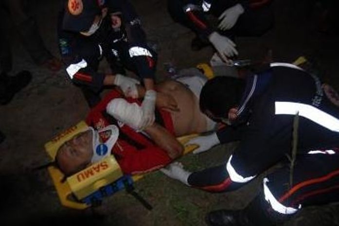 Acidente na Al-101 Sul envolvendo moto e 02 carros deixa motoqueiro ferido