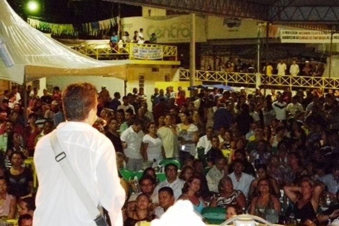 Almir, ex-The Fevers, emociona público palmarino com suas belas canções