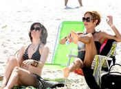 Fernanda Torres e Andréa Beltrão gravam na praia de Copacabana