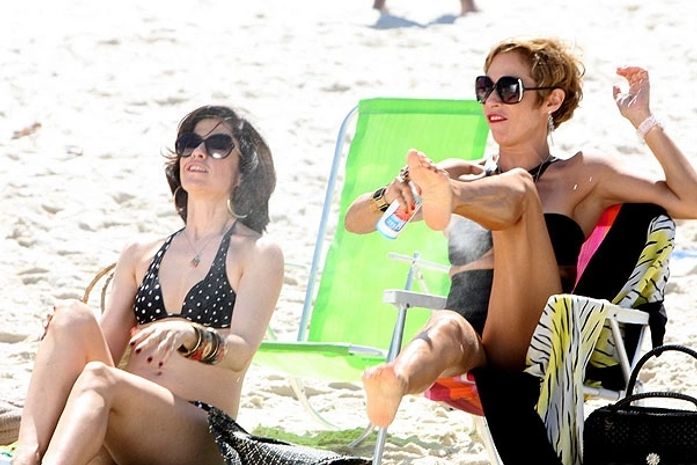Fernanda Torres e Andréa Beltrão gravam na praia de Copacabana