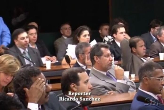 Direto de Brasília com cobranças no Bolsa Família, Romário e atrasos na Copa